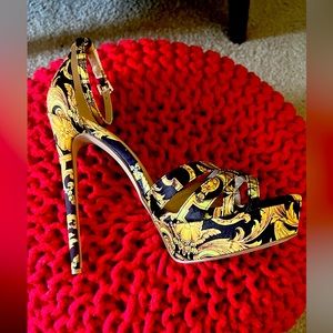 NWOT Satin Platform Sandal Size11